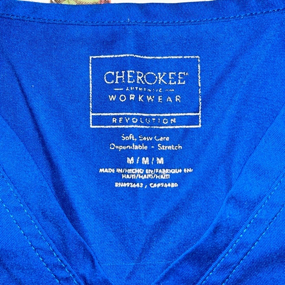 Cherokee Scrub Top, size M. Two front pockets with smaller ones inside. - Picture 2 of 3